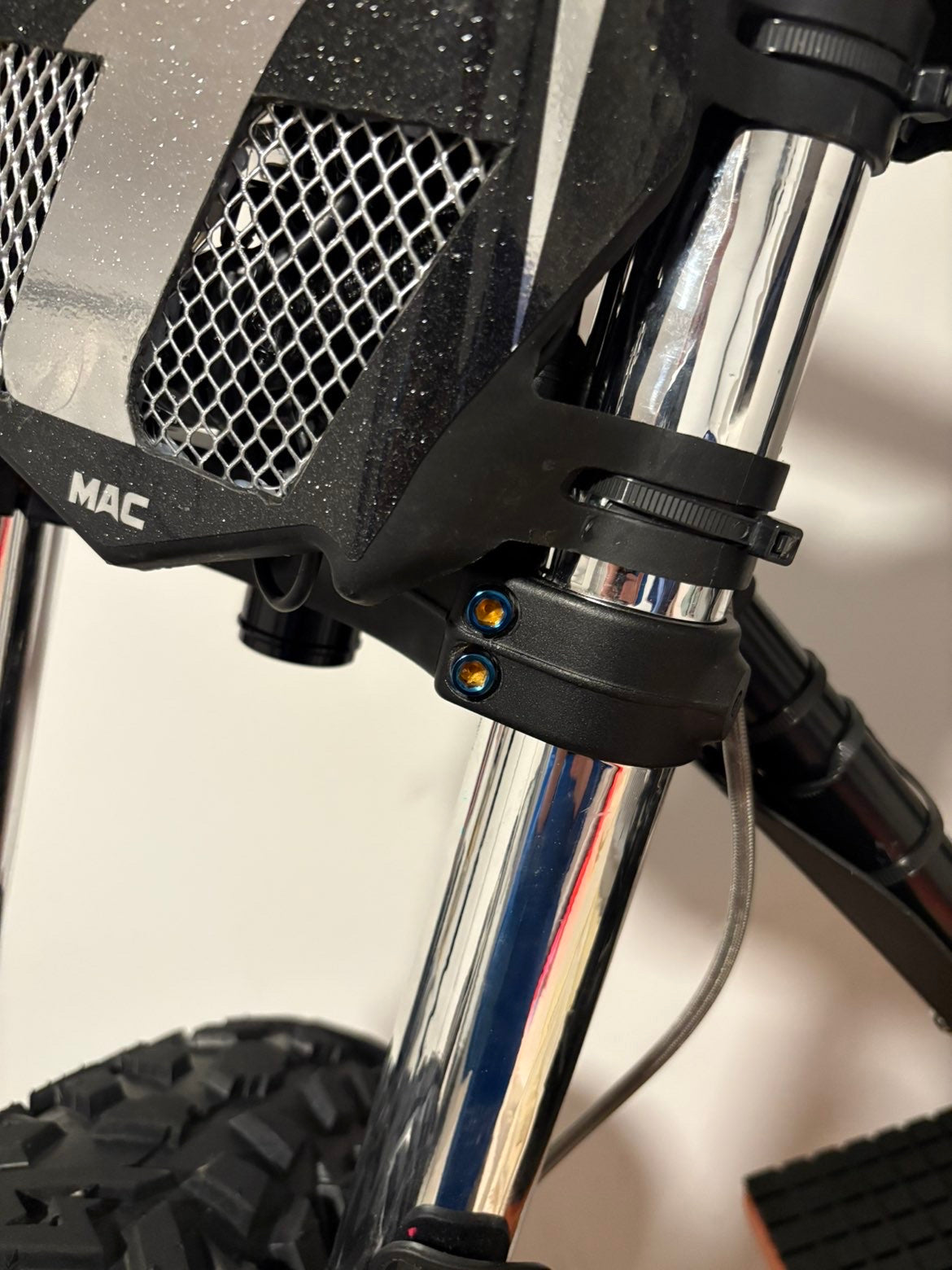 Triple clamp titanium